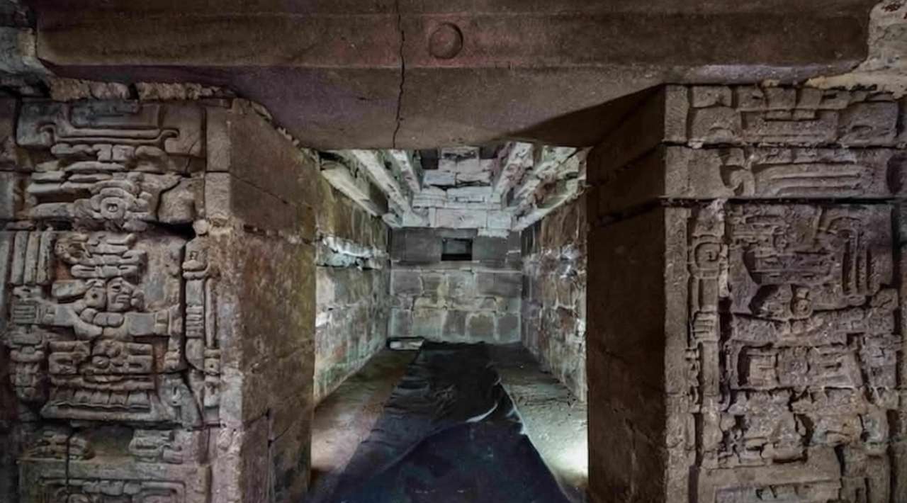 INAH descubre tumba zapoteca en Oaxaca; el hallazgo más relevante de la última década, destaca Sheinbaum