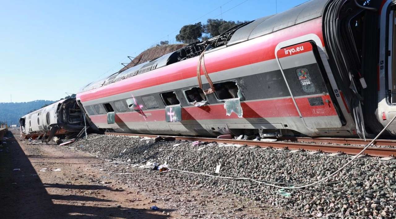 Informe oficial atribuye a fractura en la vía, el accidente de tren de alta velocidad en España
