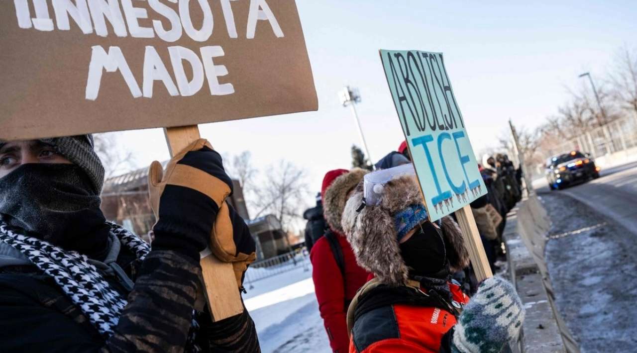 Arrestan a 100 clérigos durante protesta contra ICE en aeropuerto