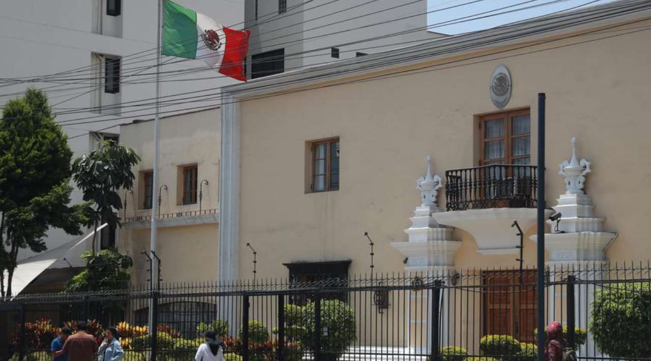 Brasil asume control de la embajada de México en Perú tras ruptura diplomática