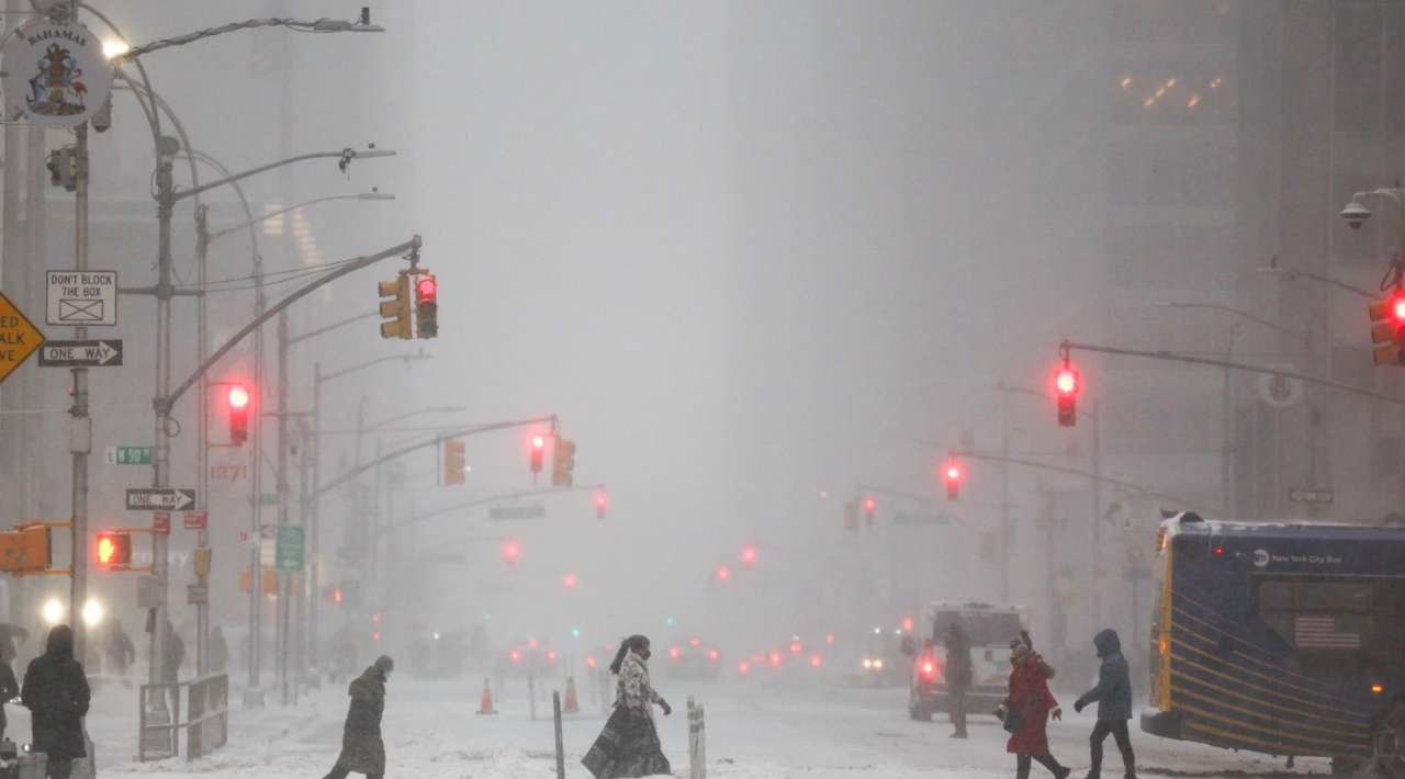 Megatormenta invernal deja al menos 30 muertos y miles sin luz en EU