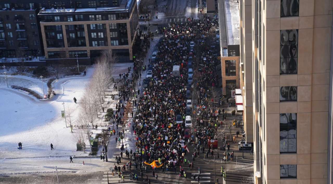 Agentes migratorios se retiran parcialmente de Minneapolis tras muerte de activista