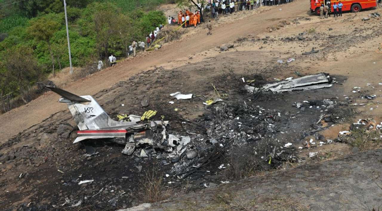 Jet privado se estrella en India; mueren cinco personas, entre ellas un ministro