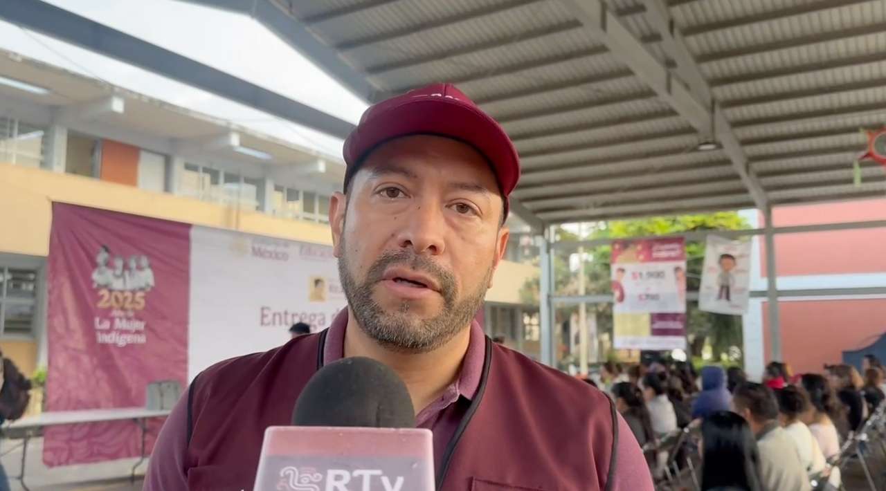 Retoman entrega de tarjetas de beca a estudiantes de primer año de secundaria en Morelos