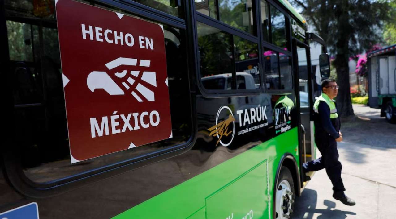 Autoridades capitalinas presentan “Taruk” el primer autobús eléctrico hecho en México