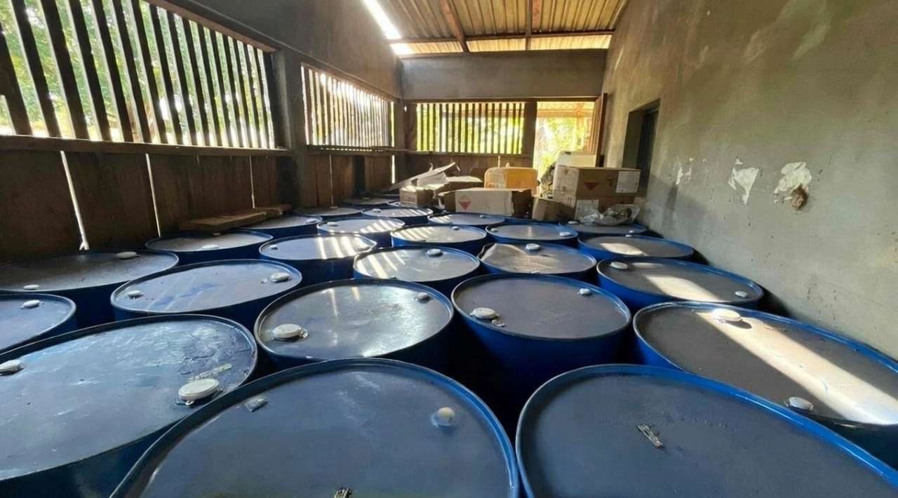Inhabilitan laboratorio de drogas y campamento criminal en Petatlán, Guerrero