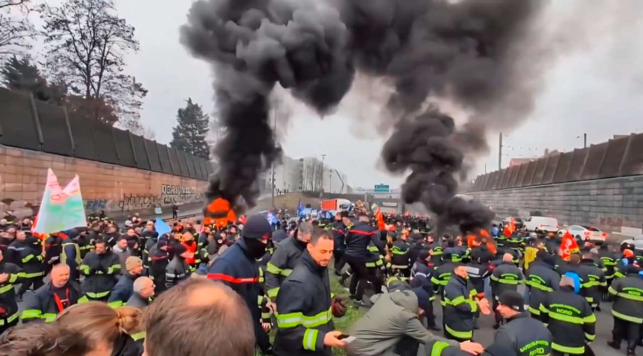 Bomberos franceses protestan por recortes y falta de personal