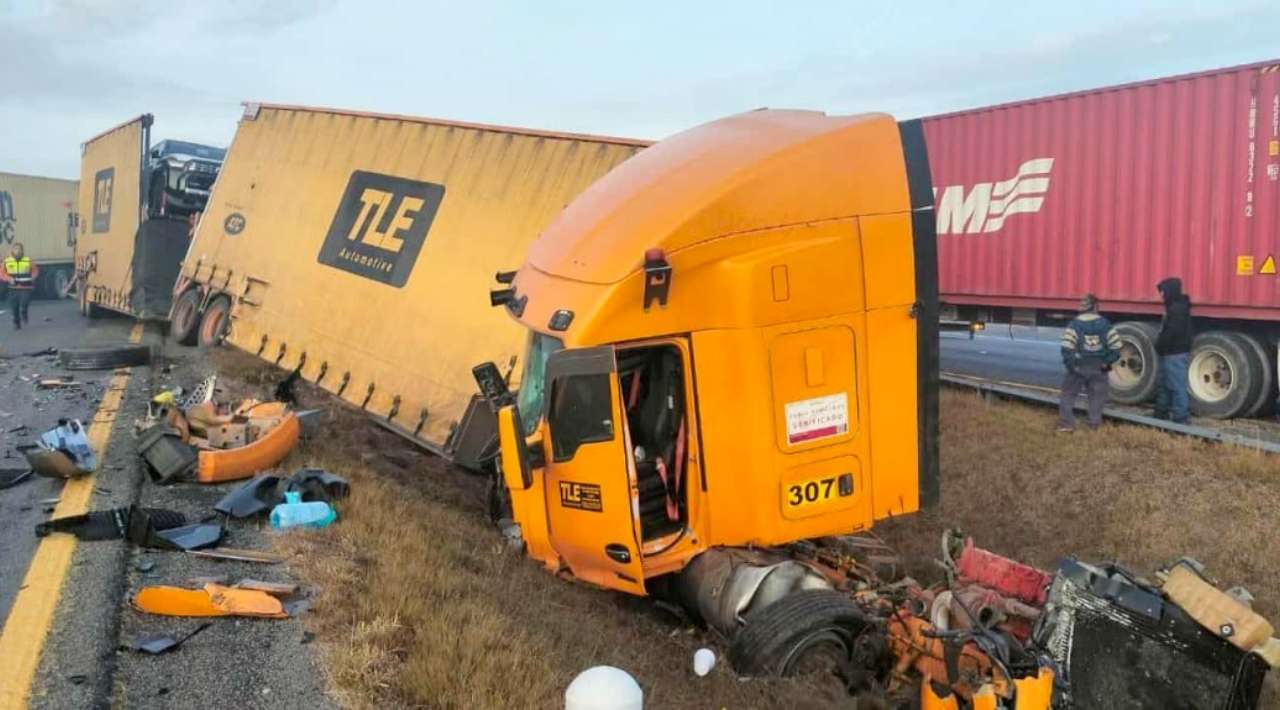 Carambola en autopista México–Morelia–Guadalajara deja un muerto y 10 marinos heridos