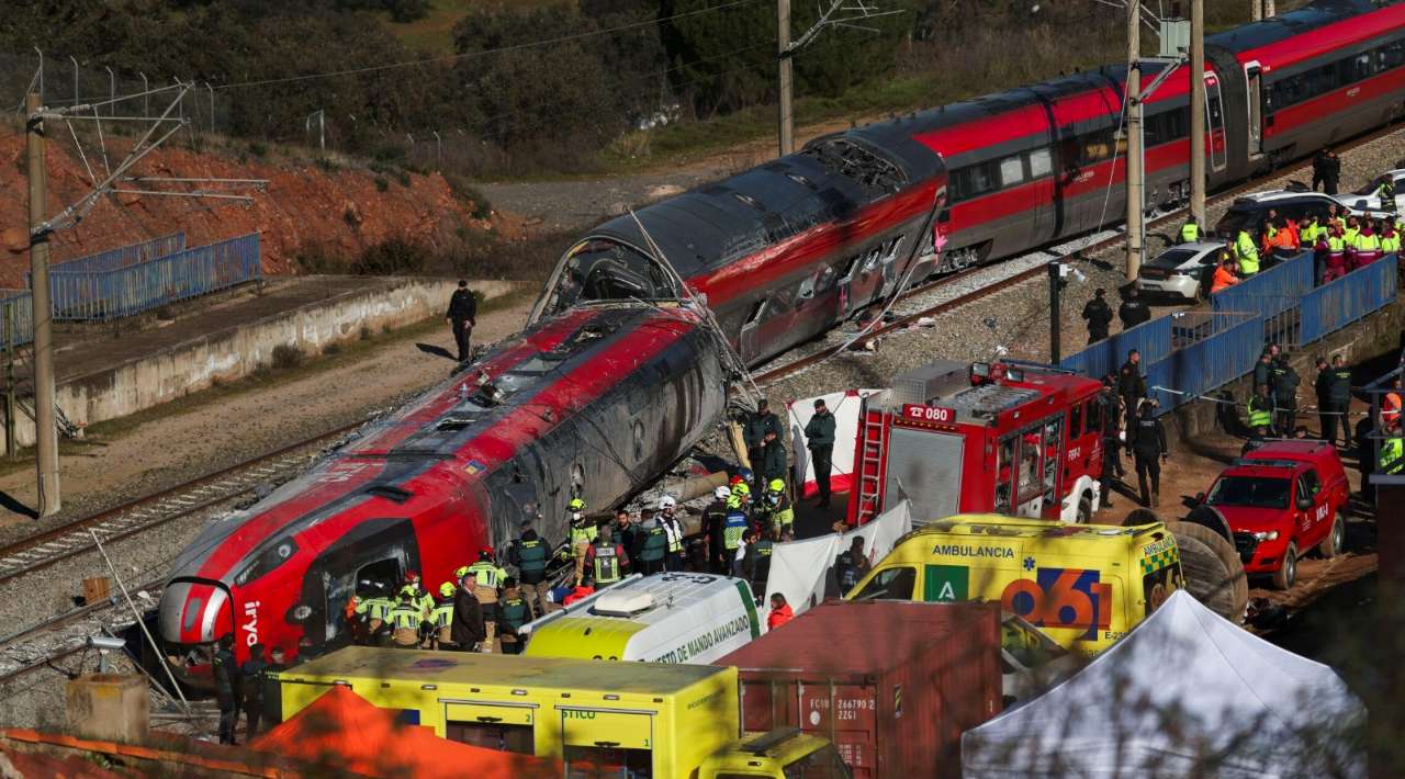 Sube a 40 el número de muertos por descarrilamiento de tren de alta velocidad en España