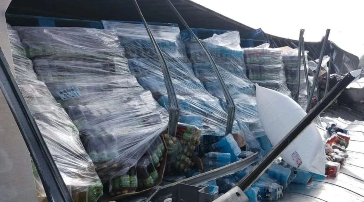 Vuelca tráiler con bebidas alcohólicas en el Circuito Exterior Mexiquense