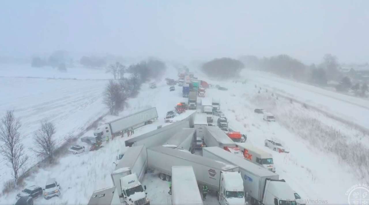 Choque múltiple involucra a cerca de 100 vehículos en Michigan por intensa nevada