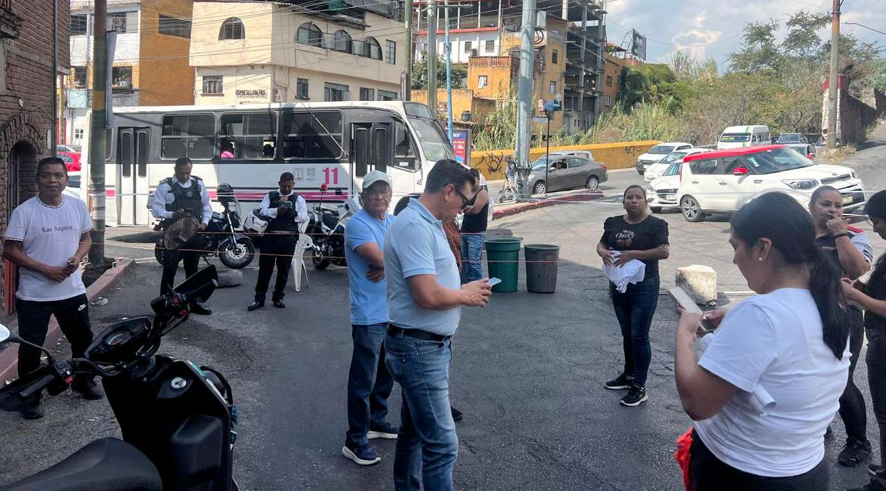 Vecinos bloquean calles del centro de Cuernavaca por invasión de banquetas