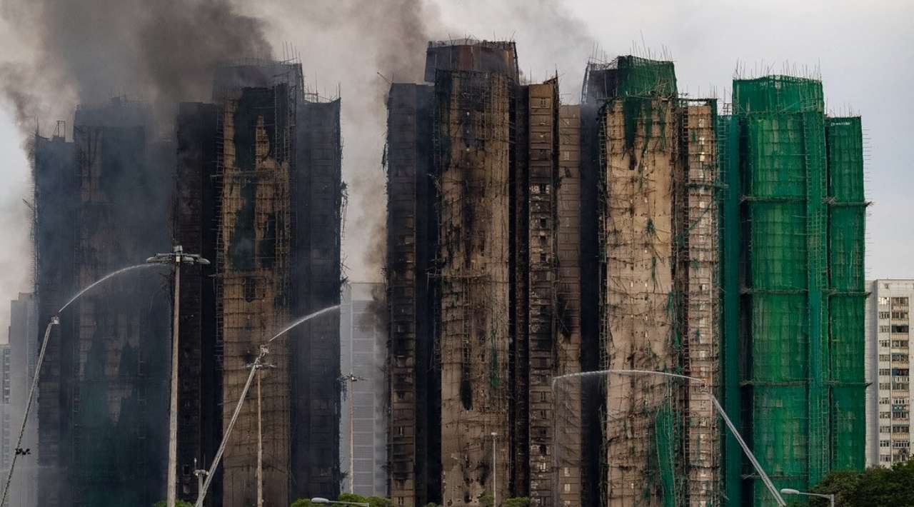 Incendio en Hong Kong dejo 168 muertos, el más mortal en un edificio residencial desde 1980