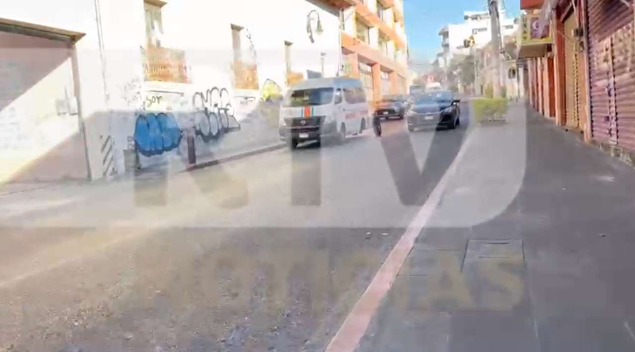 Unidad de la ruta 18 pierde una llanta en pleno Centro de Cuernavaca