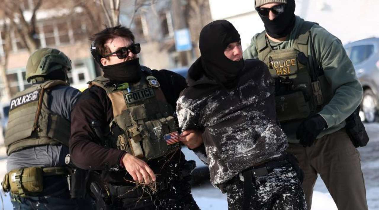 Trump ordena retirar 700 agentes migratorios de Minnesota