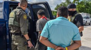 EE.UU. mantendrá redadas migratorias pese a cierre del Departamento de Seguridad Nacional