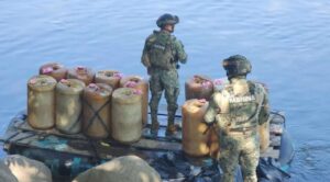 Semar enfrenta a presuntos traficantes de combustible en Río Suchiate