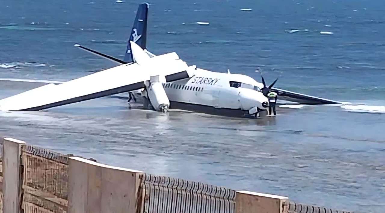 Avión con 55 pasajeros se estrella en playa de Somalia