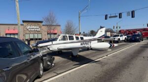 Avioneta realiza aterrizaje de emergencia en carretera de Georgia y deja dos heridos