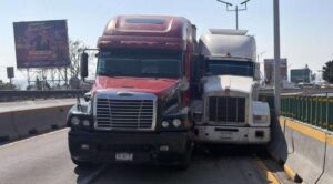 Choque entre dos tráileres provoca caos vial en Paso Exprés