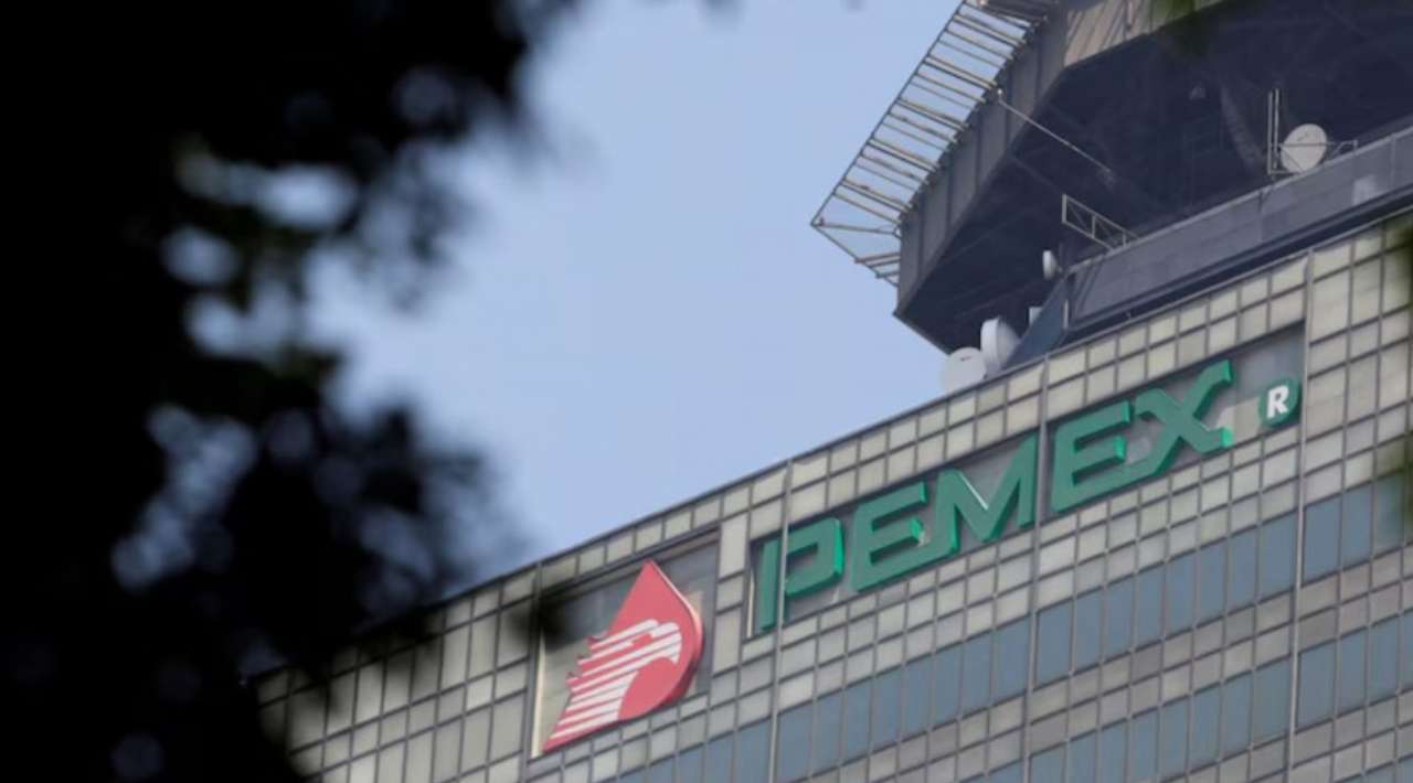 Pemex reduce 20% su deuda en 2025 y aumenta el procesamiento de petróleo