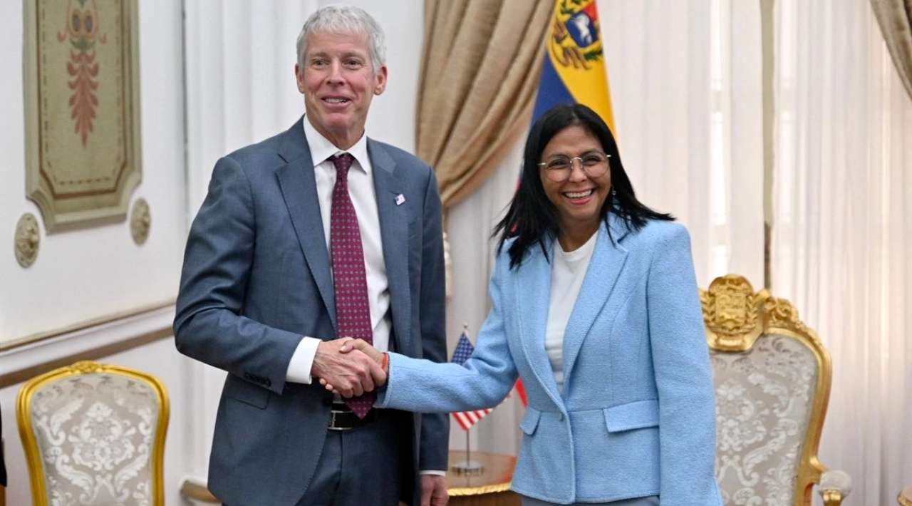 Arriba a Venezuela el secretario de Energía de EE.UU. para avanzar en la recuperación de la industria petrolera