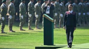 Sheinbaum llama a jóvenes a sentirse orgullosos de la bandera en ceremonia en Campo Marte
