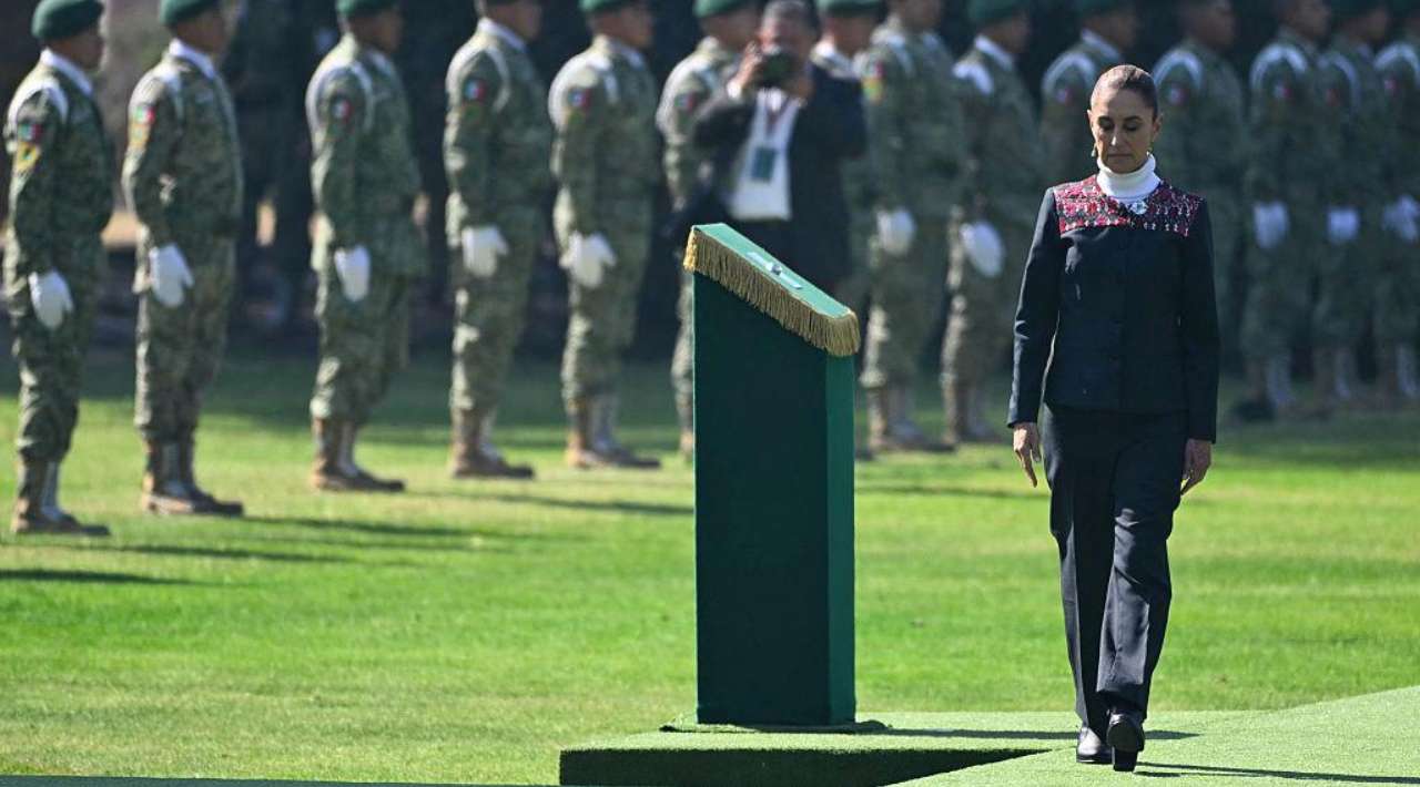 Sheinbaum llama a jóvenes a sentirse orgullosos de la bandera en ceremonia en Campo Marte