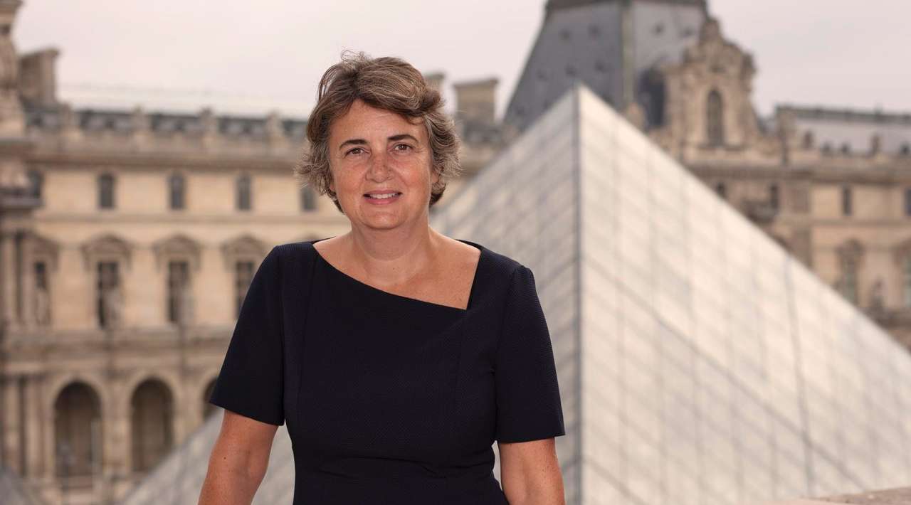 Renuncia la directora del Museo del Louvre tras polémica por robo