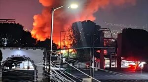 Incendio arrasa 123 locales en la Central de Abastos de Ixtapaluca