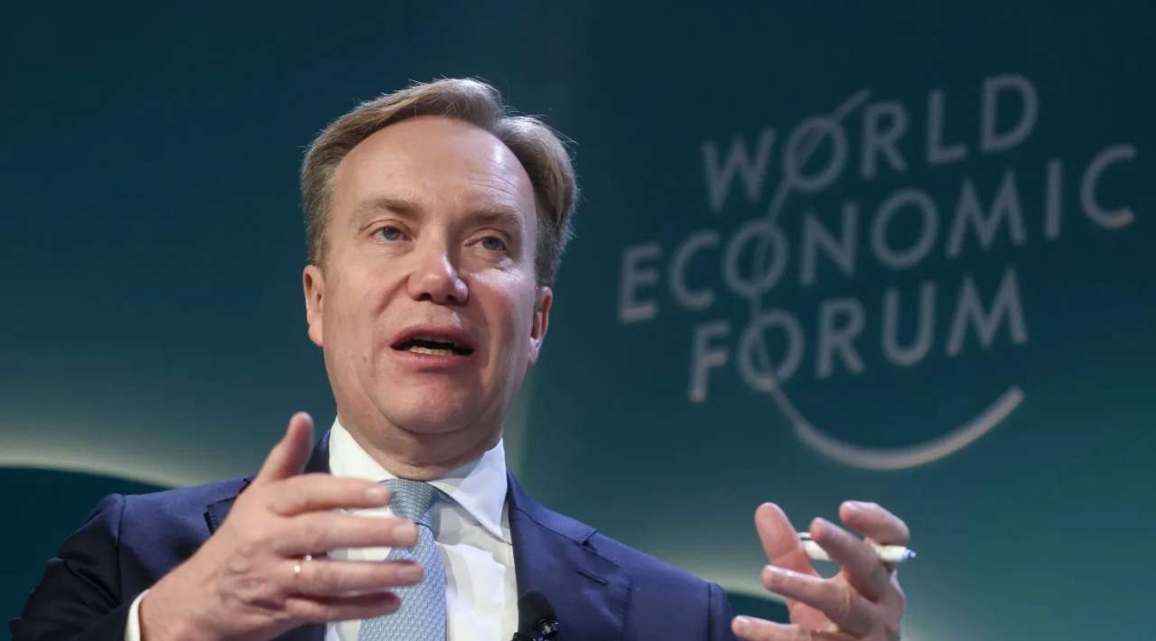 Renuncia presidente del Foro Económico Mundial tras revelarse vínculos con Jeffrey Epstein