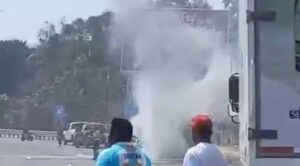 Camión sufre conato de incendio en la autopista México-Cuernavaca