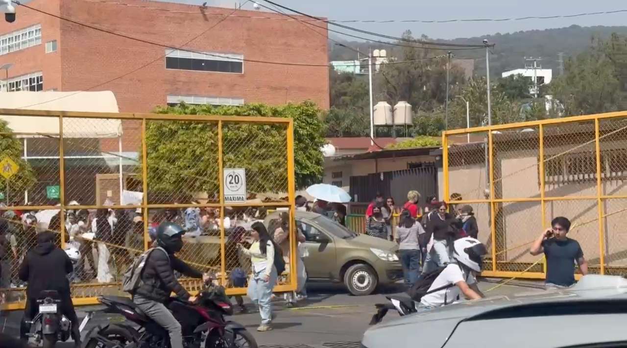 Estudiantes de la UAEM realizan cierre en apoyo a joven desaparecida