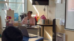 Estudiantes celebran el Día de la Lengua Materna con maratón de lectura y arte