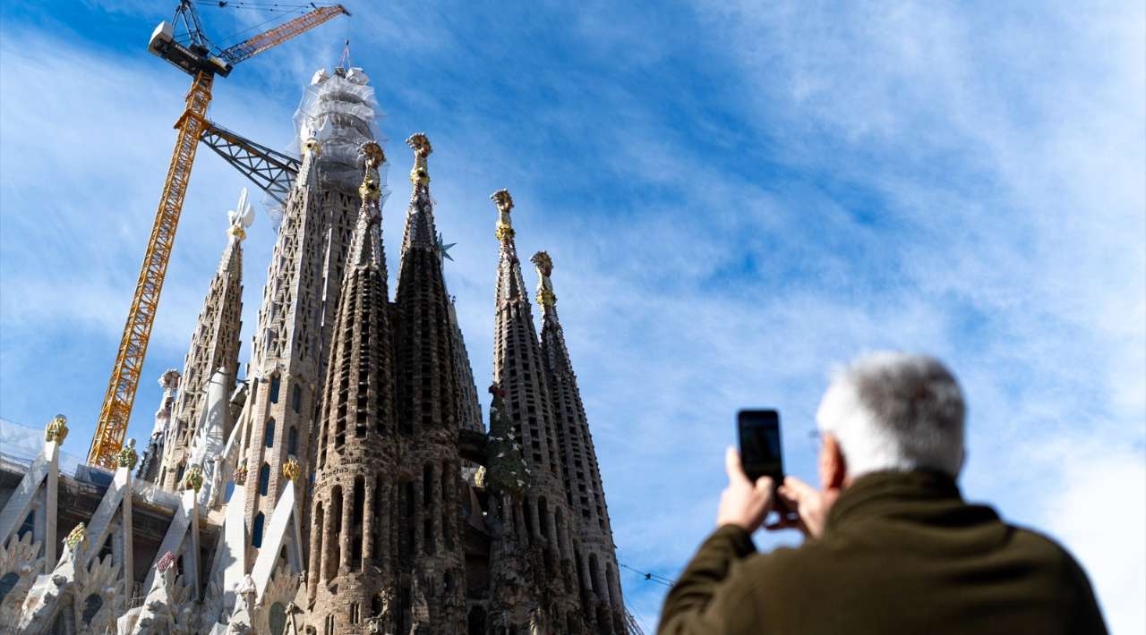 La Sagrada Familia de Barcelona se convierte en la iglesia más alta del mundo tras completar la cruz de su torre central