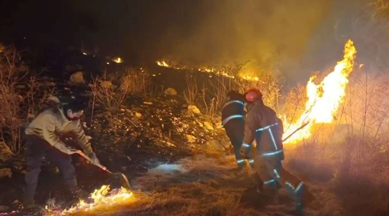 Bomberos controlan incendio de pastizal en Jiutepec durante la madrugada
