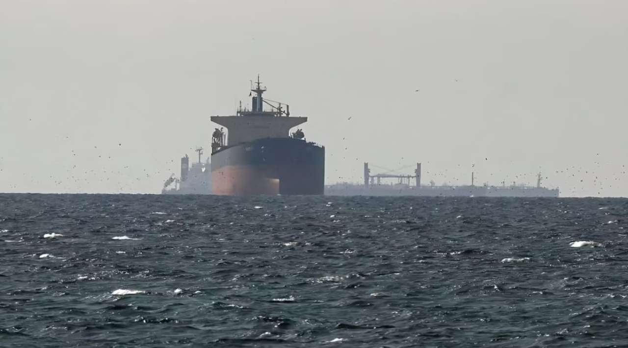 Irán permite paso a buques “no hostiles” por el estrecho de Ormuz