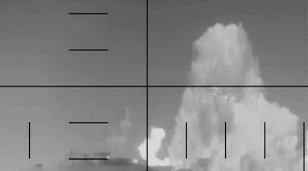 Submarino de EE.UU. hunde fragata iraní en el océano Índico; reportan decenas de muertos