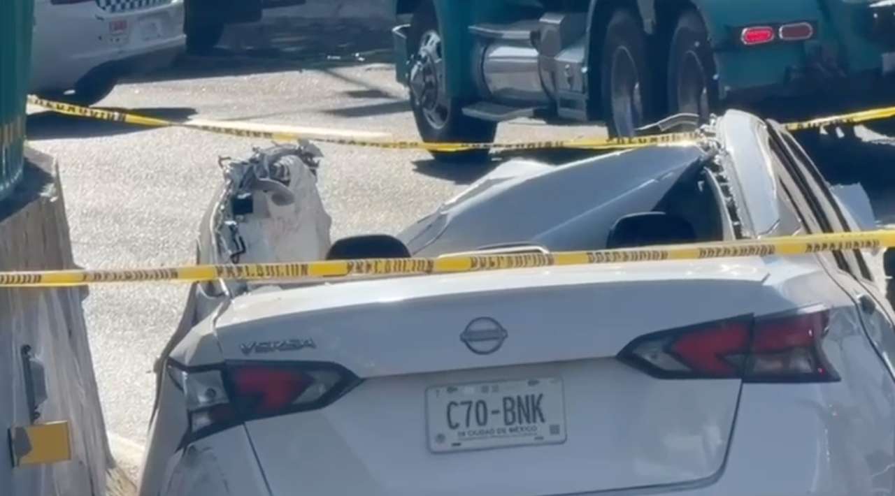 Tráiler vuelca en La Pera y aplasta automóvil; un hombre pierde la vida