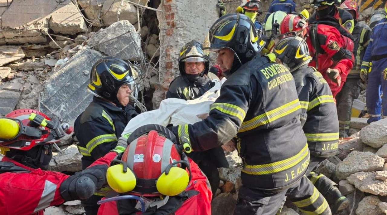 Recuperan tercer cuerpo tras derrumbe de edificio en la alcaldía Cuauhtémoc