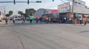 Padres bloquean carretera en Tezoyuca por conflicto en secundaria