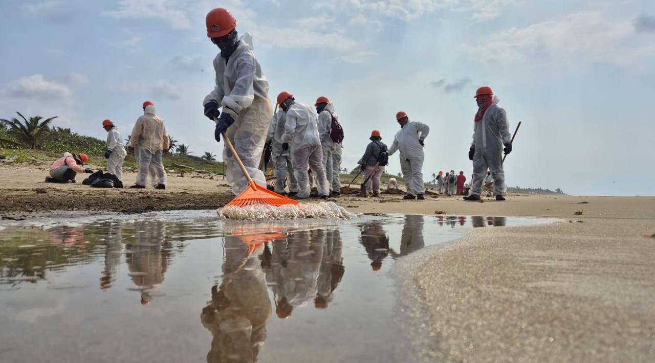 Derrame en el Golfo de México deja más de 825 toneladas de residuos