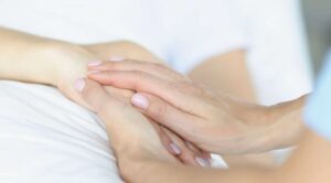 Mujer en Italia accede al suicidio asistido tras larga batalla legal