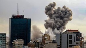 Guerra entre EE.UU., Israel e Irán cumple 14 días; petróleo sube a 100 dólares