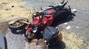 Choque entre taxi y motocicleta deja dos lesionados leves en Temixco