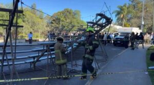 Colapsa templete durante foto de graduación, esta vez en UV en Xalapa; hay 18 lesionados