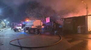 Incendio consume taller mecánico en Jiutepec; no hay lesionado