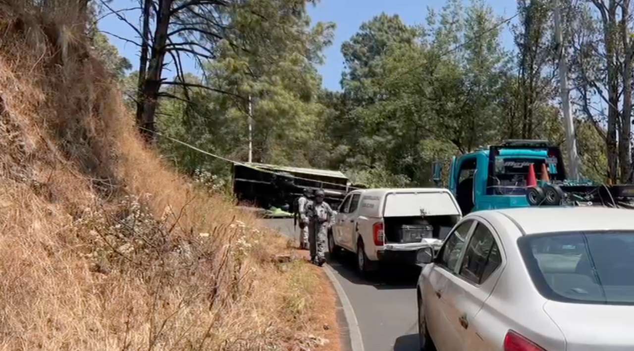 Vuelca camión cargado de cocos en Huitzilac; muere un hombre
