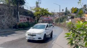 Fuga de agua provoca baches cerca del Museo Juan Soriano; vecinos denuncian falta de atención
