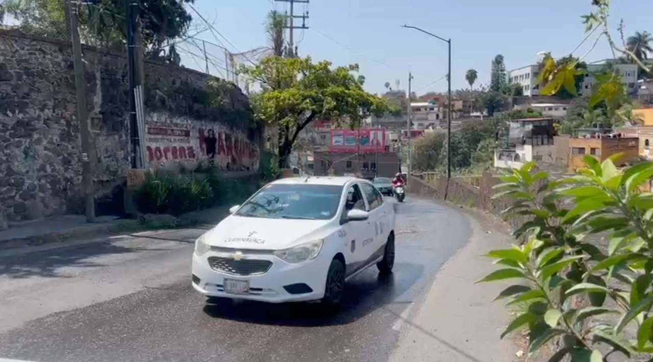 Fuga de agua provoca baches cerca del Museo Juan Soriano; vecinos denuncian falta de atención